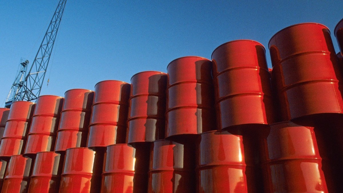 Brent petrolün varil fiyatı 83 doların altına geriledi